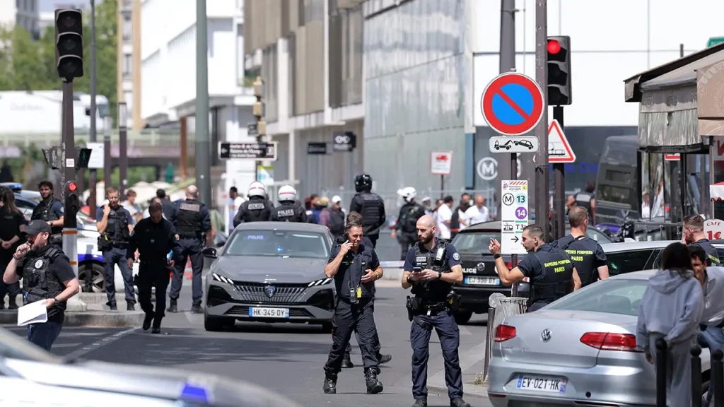 Stabbing suspect in Paris reportedly shouts Islamic phrase after assault