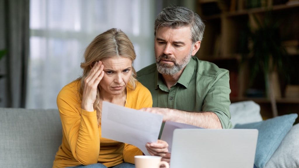 Study finds a connection between long-term financial struggles and quicker brain aging.