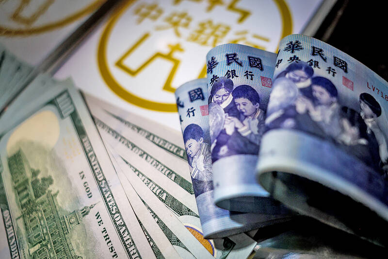 Taiwan dollar falls to 14-month low due to dollar strength and dividends