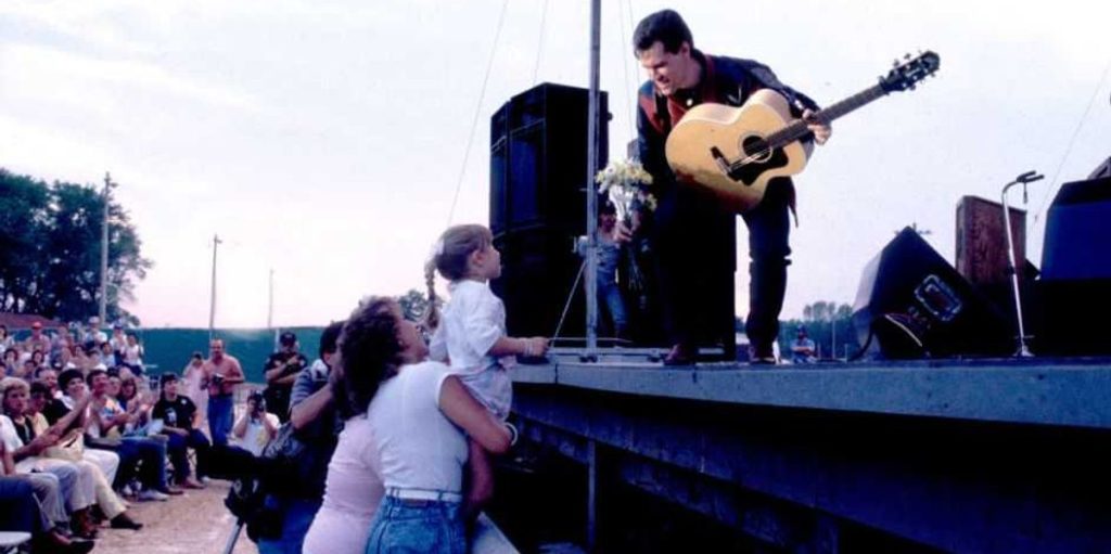 Trends may change, but Randy Travis is always 'Forever'