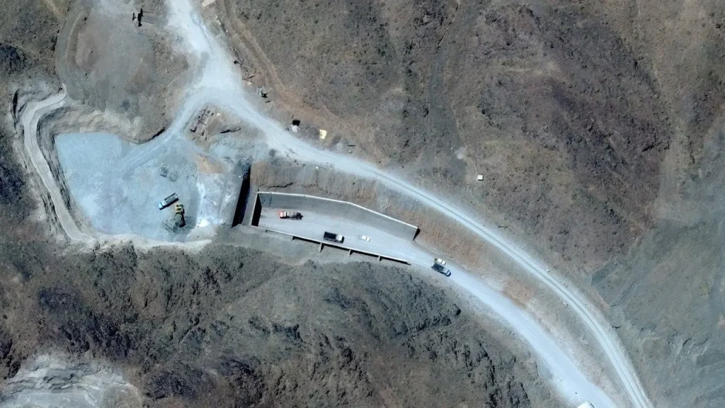 Trump warns of action against Iran's Pickaxe Mountain due to centrifuges