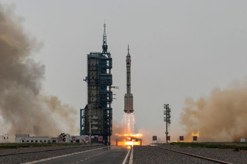 China delays the Chang’e-7 mission to search for water on the moon.