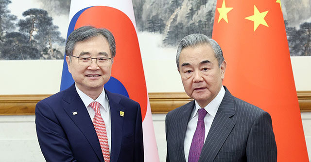 Chinese Foreign Minister Visits South Korea Following Trump Remarks