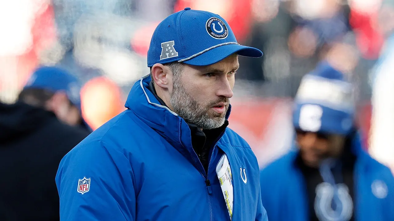 Colts coach Brian Mason is removed from the game, suffers knee injury in difficult situation