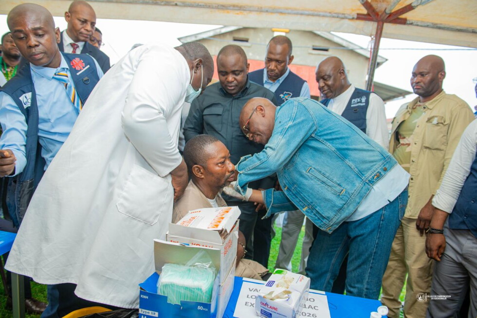 Congo's health workers get Ebola vaccine during outbreak