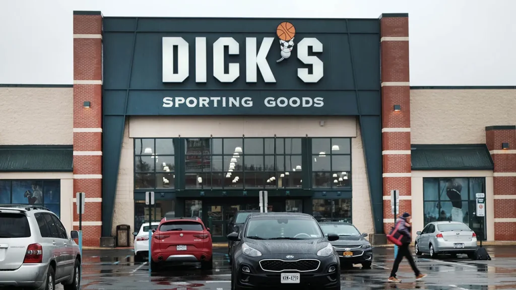 Dick's Sporting Goods reduces its expectations for 2026 as consumer demand declines