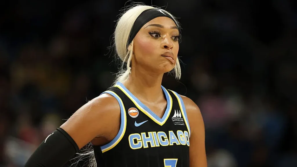 DiJonai Carrington strikes two players in the face, gets a technical foul following Sophie Cunningham incident