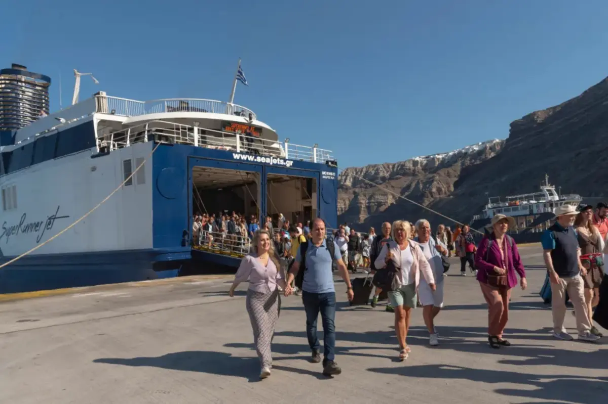 Greek ferry making tourists feel seasick due to fast speeds
