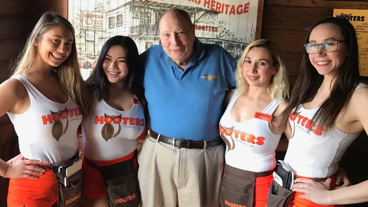 Hooters birthday custom brings 102-year-old Navy veteran back each year
