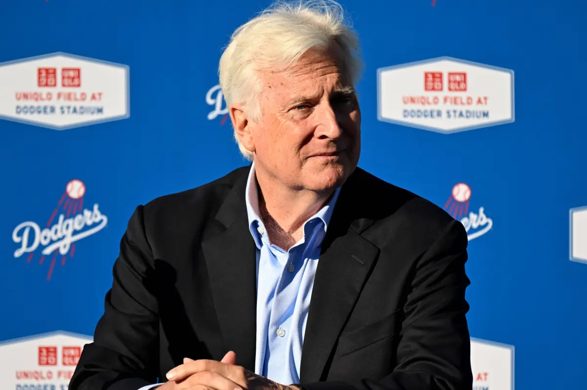 Lakers' $12.5 billion sale happens during Mark Walter's federal investigation