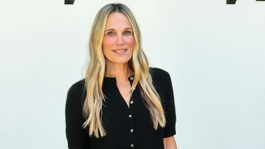 Molly Sims criticizes Hollywood for deceiving about facelifts and peptides.