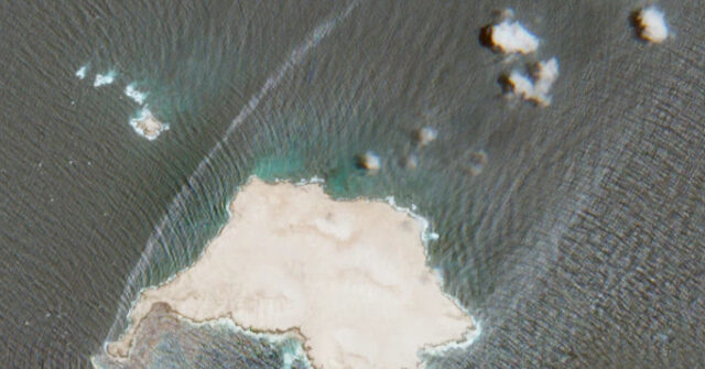 Response Teams Face Challenges Managing Oil Spill from Grounded Tanker Near Oman
