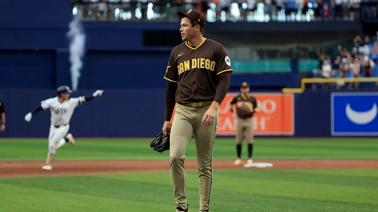 San Diego Padres lose to Rays after outfielder lets fly ball go over the fence for a home run: WATCH