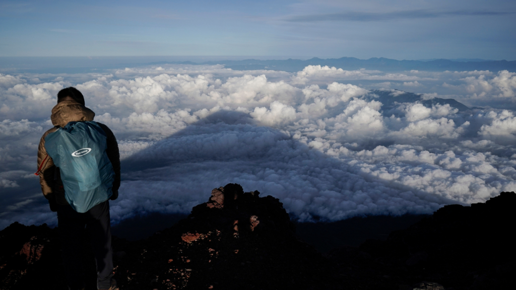 Seven-year-old boy compelled to climb Mt. Fuji by himself after being left behind by his father and older brother
