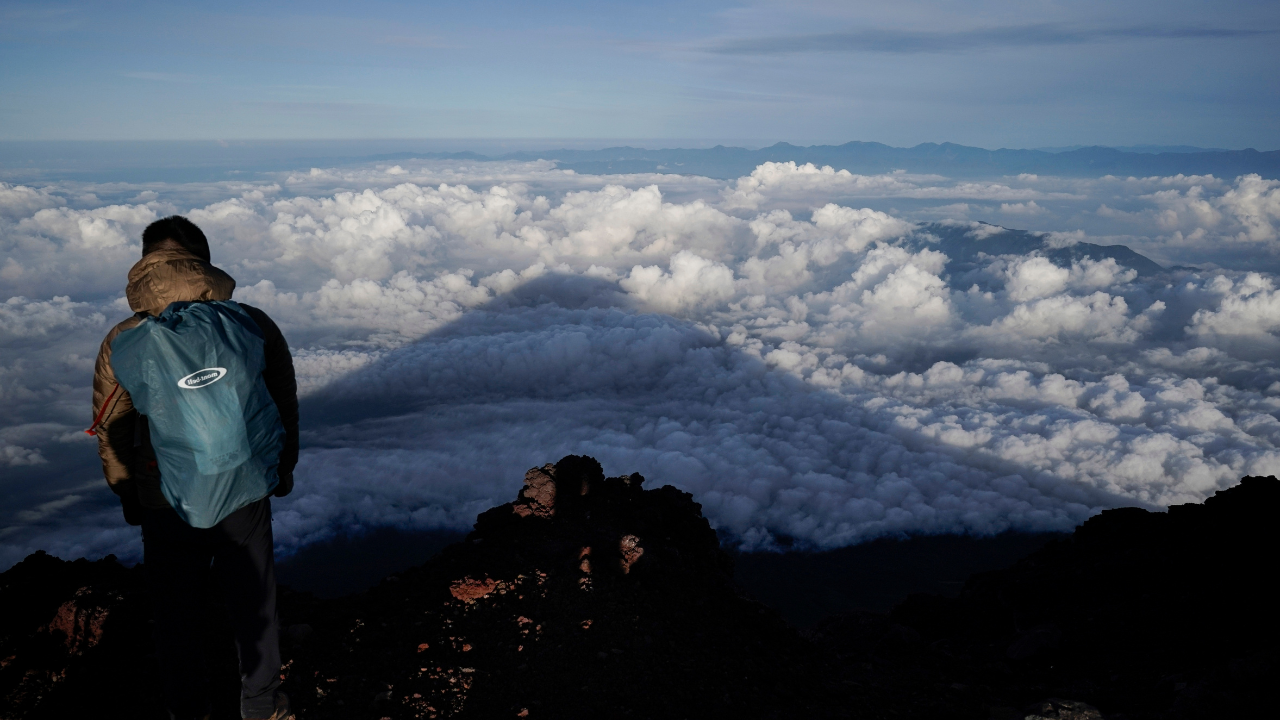 Seven-year-old boy compelled to climb Mt. Fuji by himself after being left behind by his father and older brother