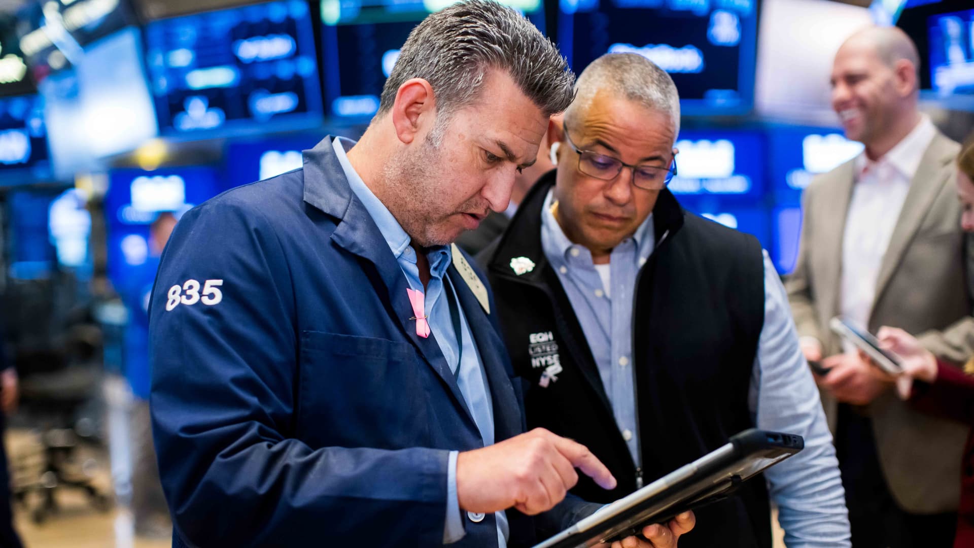S&P 500 experiences consecutive losses due to tech declines and uncertainty in Iran