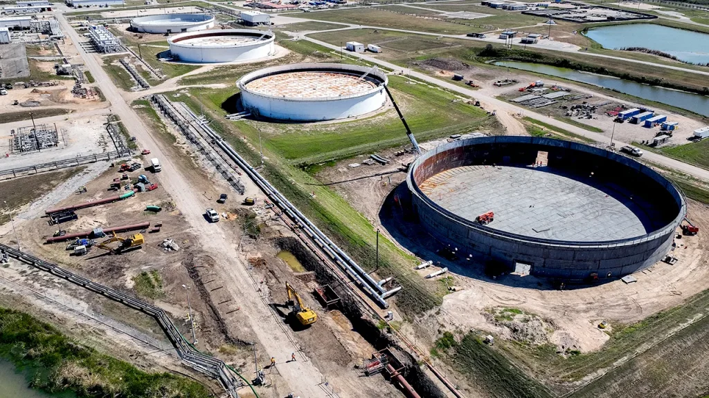 US crude oil reserves reach their lowest level in more than forty years