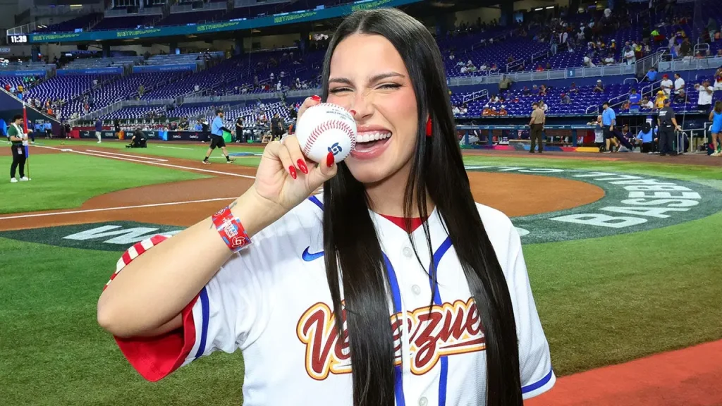 Zhamira Zambrano delivers a poorly executed celebrity first pitch, Mayor Frey dances, and Mendoza is prepared.