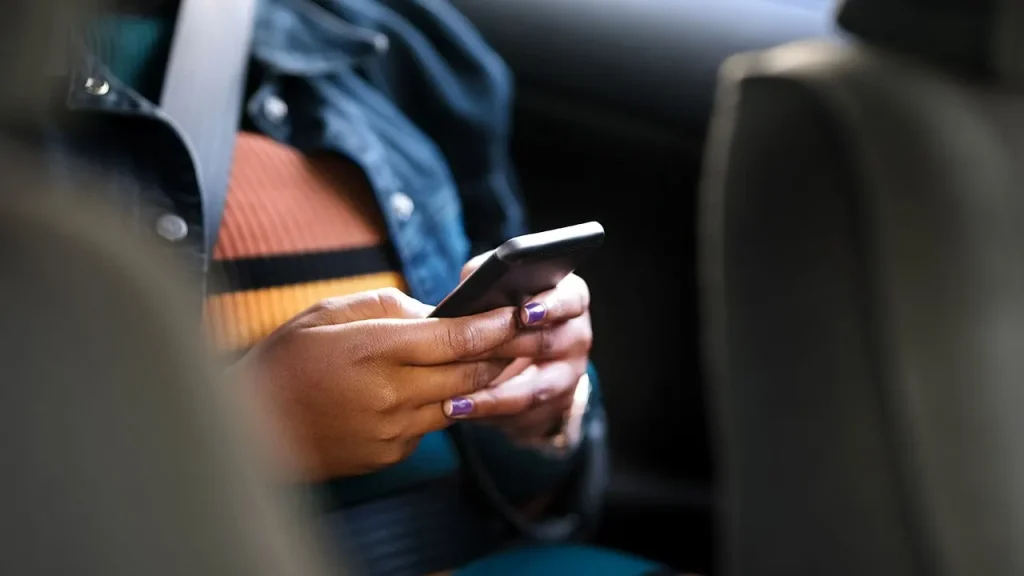 Android Motion Assist employs on-screen dots to alleviate motion sickness.