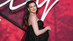 Anne Hathaway guides photographers at 'Verity' premiere in trending video