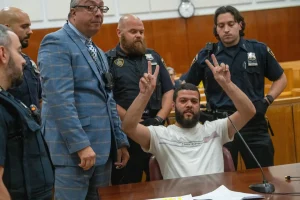 Antisemitic attacker displays bizarre 'victory sign' after receiving lenient sentence from NYC judge for assault