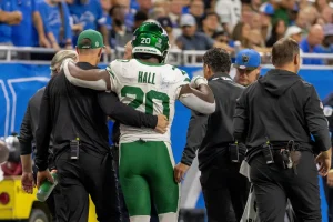 Breece Hall has a tough day with the Jets, finishing with an injury concern