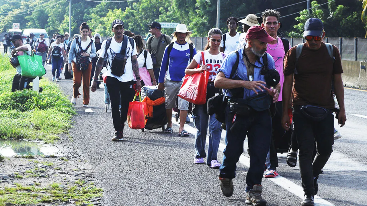 DHS alerts about a new group of migrants traveling towards the US border
