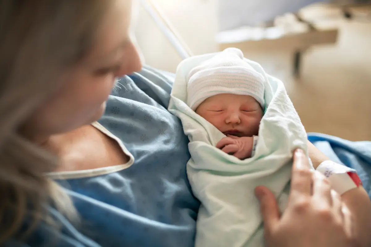 Fertility rate in the US drops by 25% in under 20 years, with 25% of births now to immigrant women