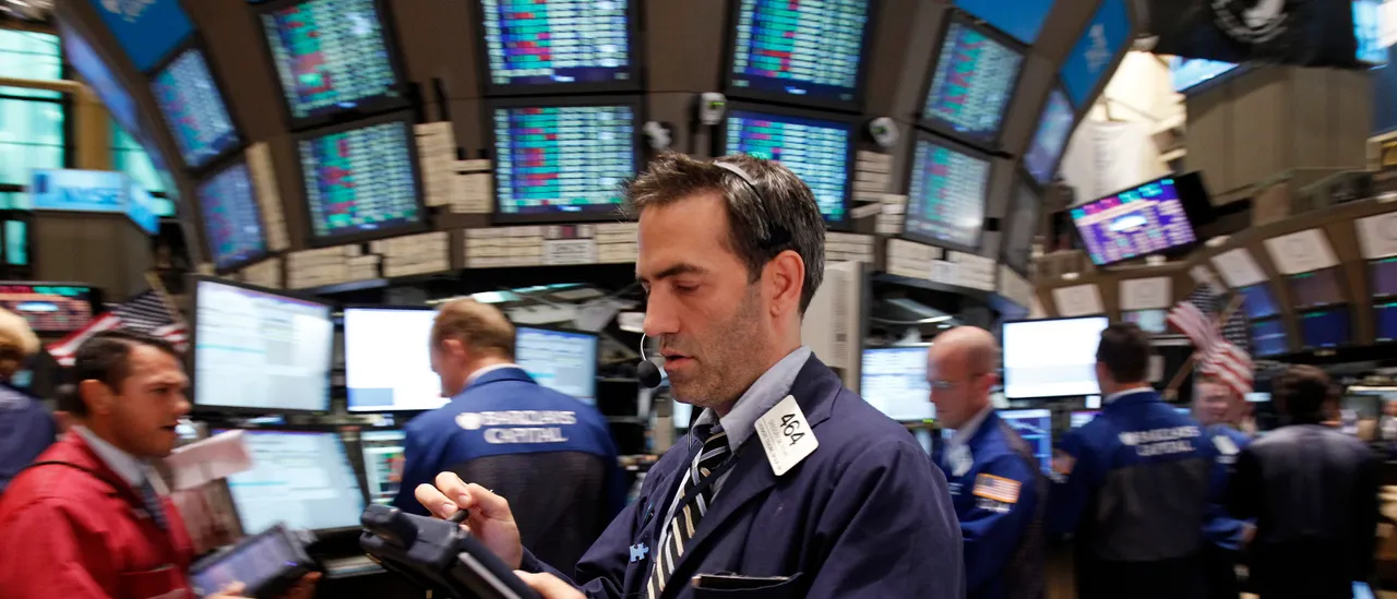 Global Signal Turns Alarmingly Negative as Rising Debt Concerns Worry Investors