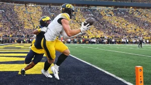 Hank Brown's last-minute touchdown throw secures a 20-19 victory for Iowa against Michigan in the Big Ten.