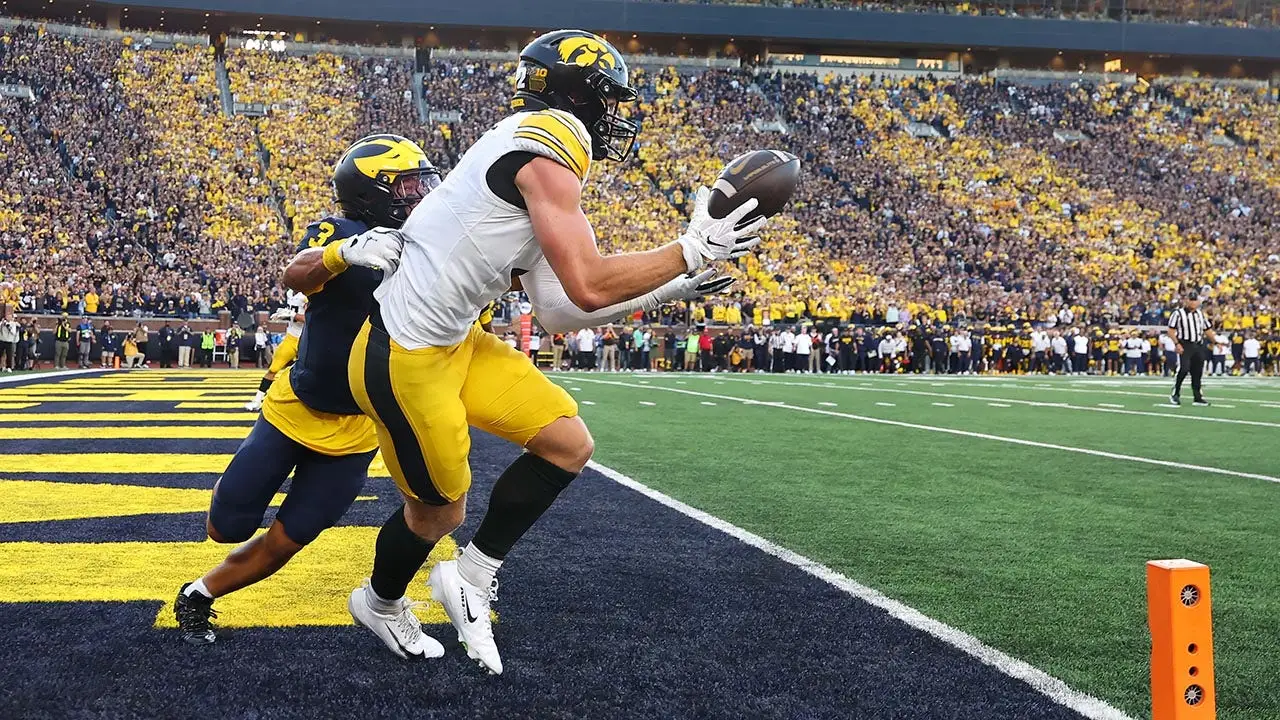 Hank Brown's last-minute touchdown throw secures a 20-19 victory for Iowa against Michigan in the Big Ten.