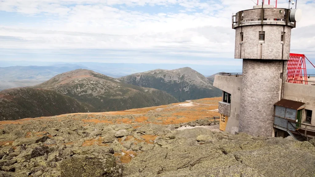 Hiker on Mount Washington pops shoulder back in place and reaches the top
