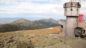 Hiker on Mount Washington pops shoulder back in place and reaches the top