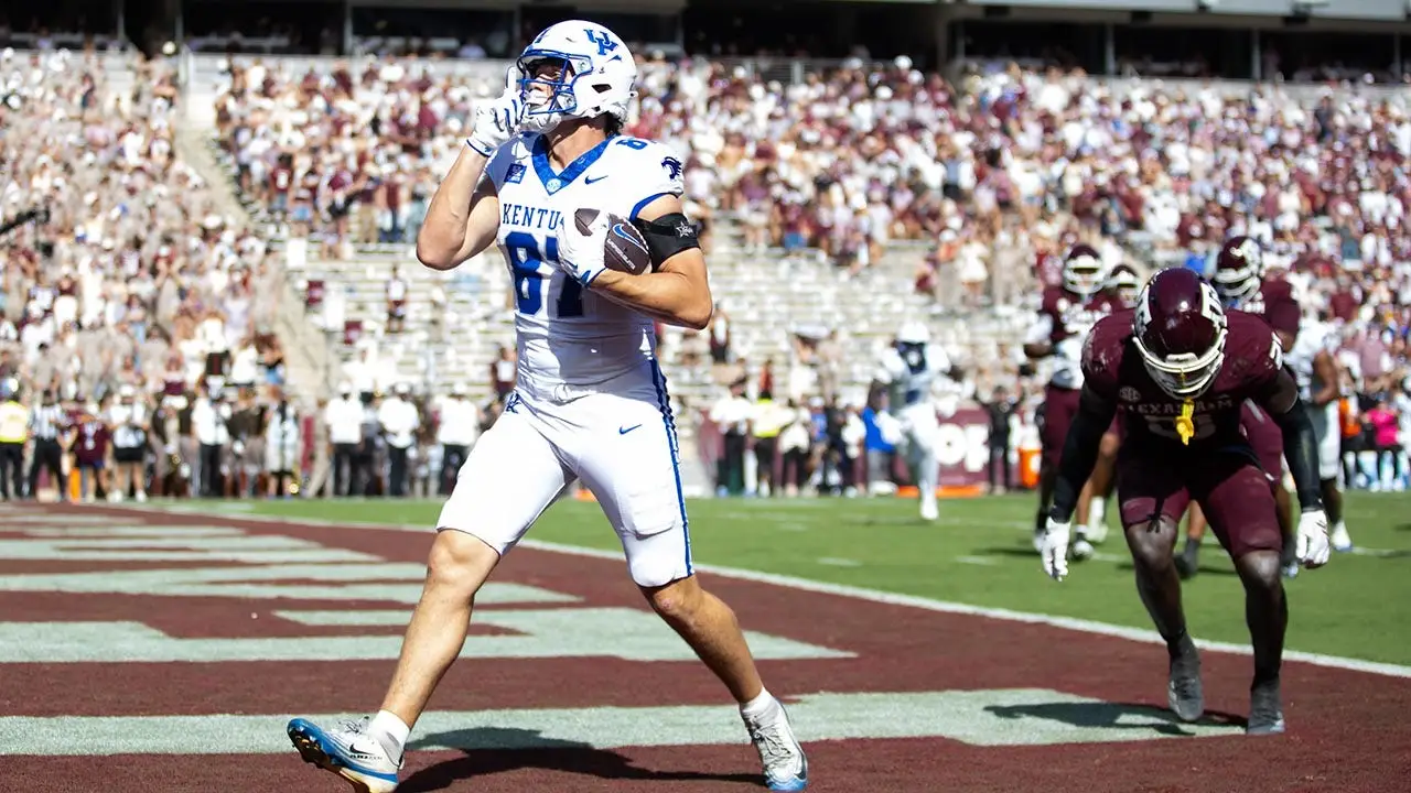 Kentucky surprises ninth-ranked Texas A&M with strong defense in SEC upset