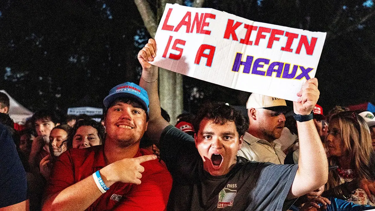 Ole Miss supporters greet ESPN's 'College GameDay' with an inappropriate chant for Lane Kiffin