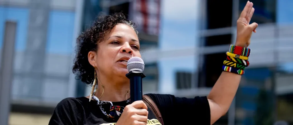 Professor Reveals Identity of ICE Agent, Calls on Crowd to Attack Him