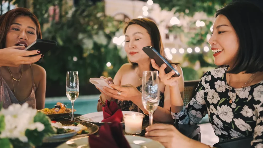Restaurants implement secured pouches and phone restrictions to reduce screen usage