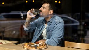 Solo dining bookings rise 22% as acceptance increases.
