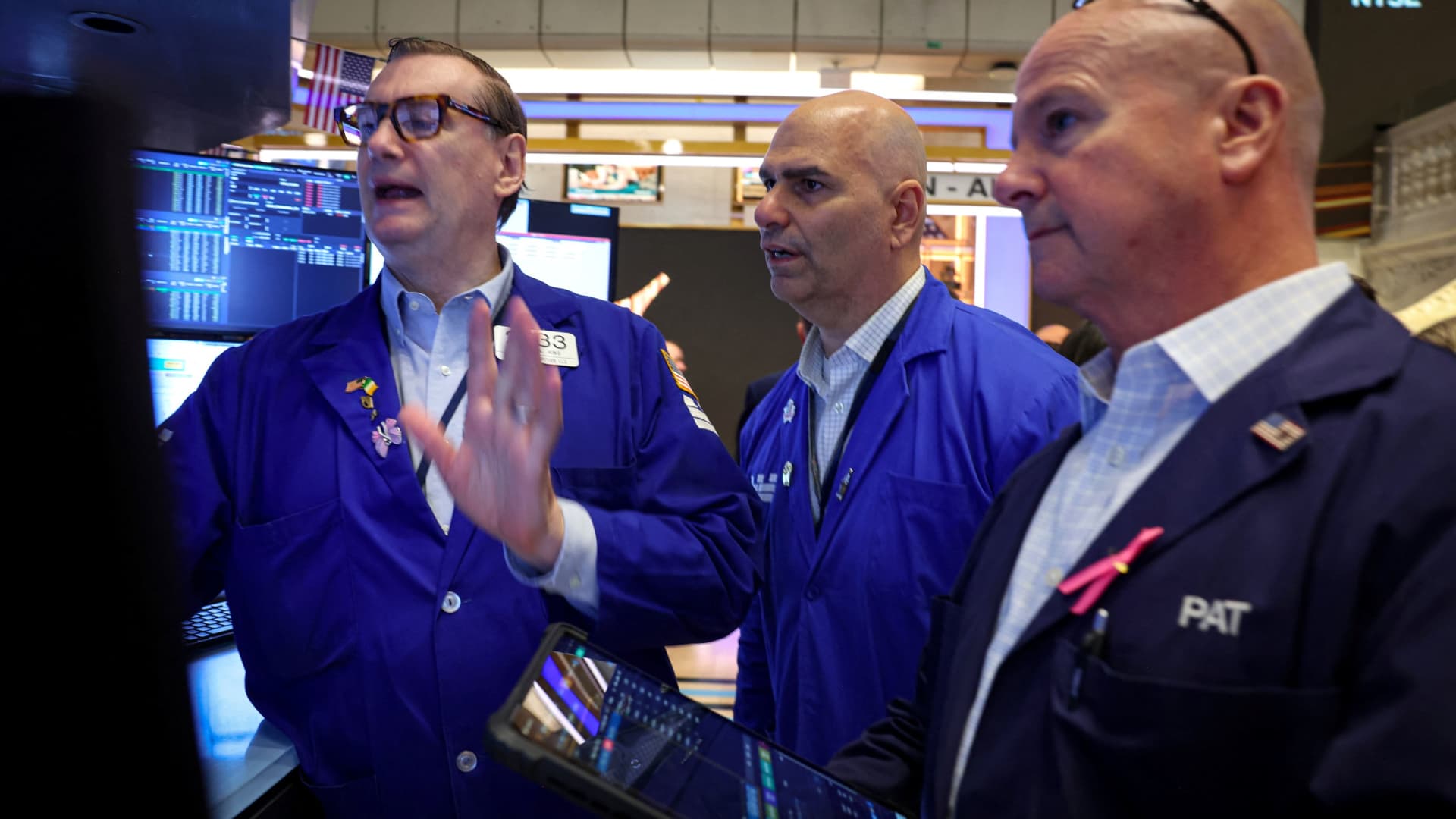 S&P 500 increases by 1% as AI stocks climb, while oil prices and yields drop: Live updates