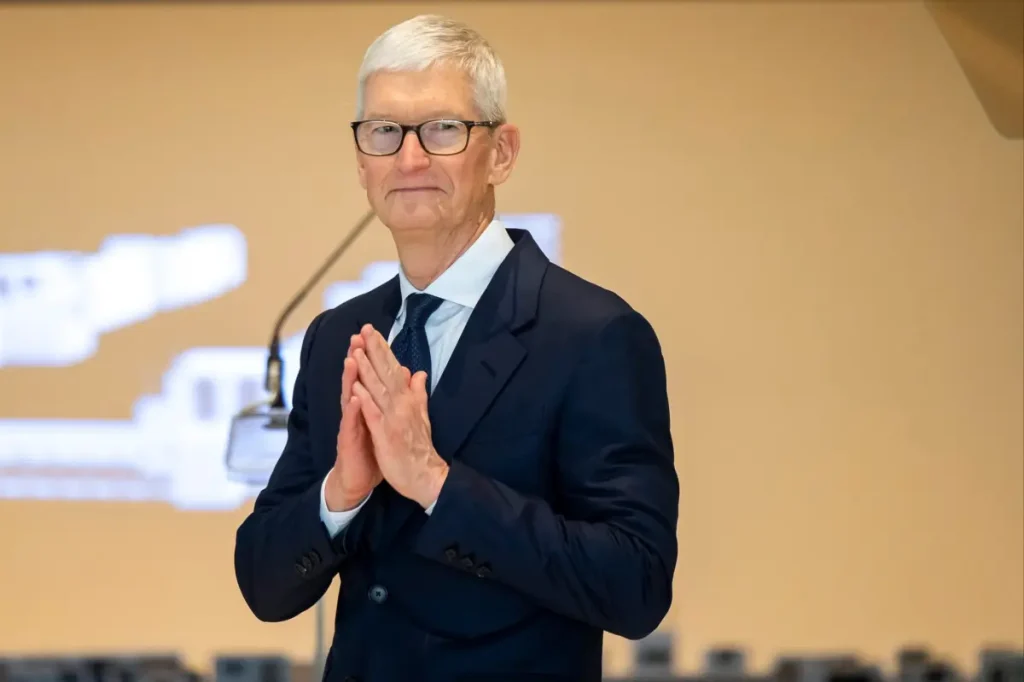 Tim Cook concludes his 15-year run as CEO of Apple; John Ternus prepares to take over in difficult circumstances.