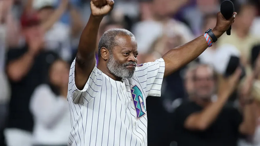 Trumpeter Dr. Jesse McGuire sings national anthem following instrument issues in memorable MLB moment