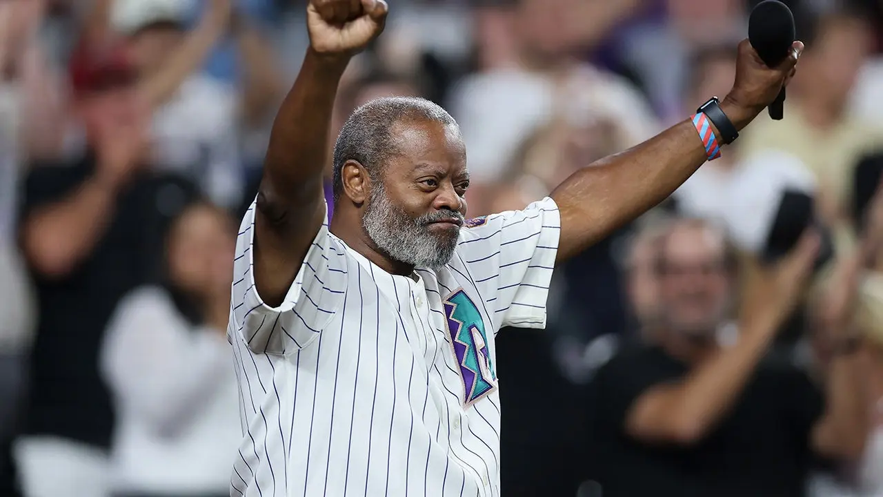 Trumpeter Dr. Jesse McGuire sings national anthem following instrument issues in memorable MLB moment