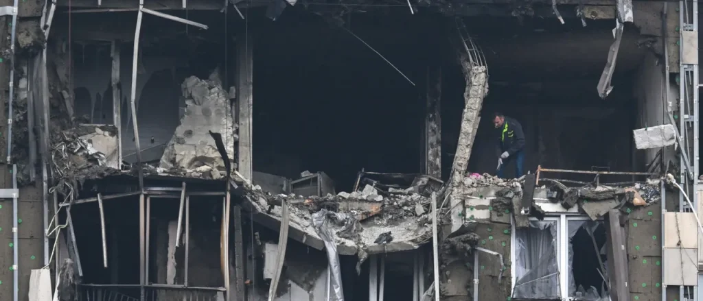 Ukraine Sends 1,000 Drones to Russia, Strikes Oil Refinery and Apartment Building