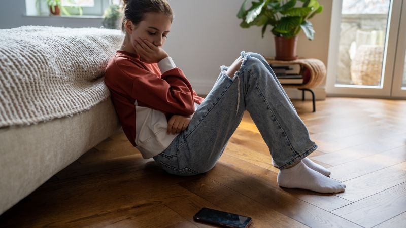 Using smartphones at age 12 associated with signs of eating disorders by 14