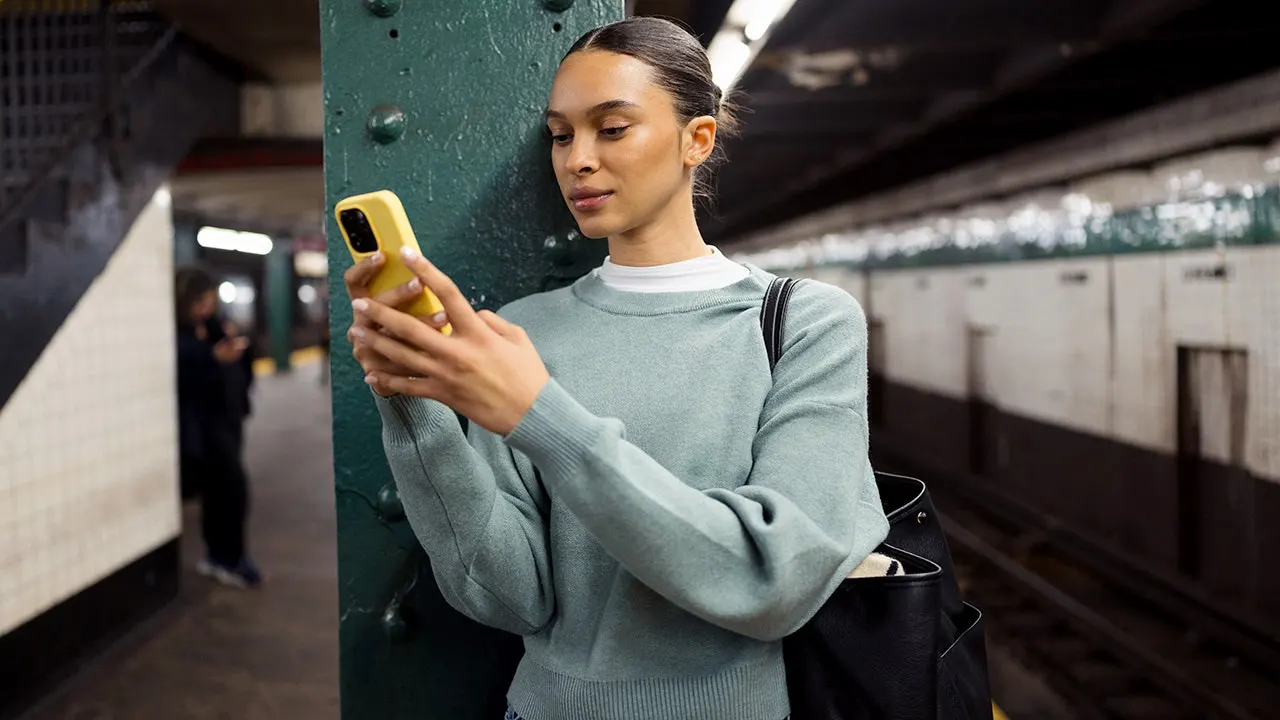 Ways to overcome phone addiction with iPhone Screen Time or Android features