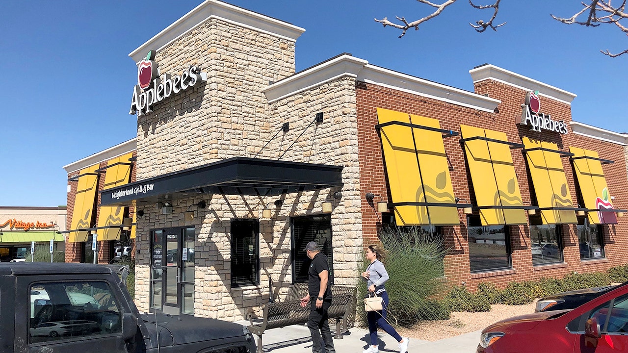 Applebee's customer disputes recommended tip after reviewing the math.
