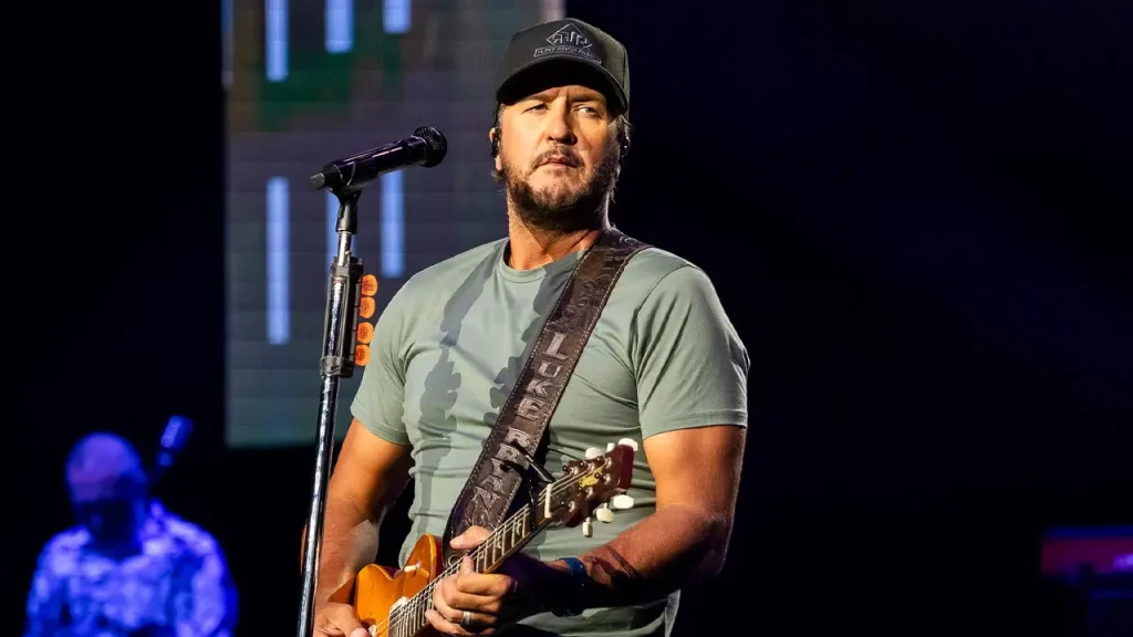 Bo Bryan, son of Luke Bryan, fractures his collarbone in a high school football match.