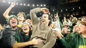 Brewers keep celebrating World Series win, lift Commissioner’s Trophy at Lambeau Field during Packers game