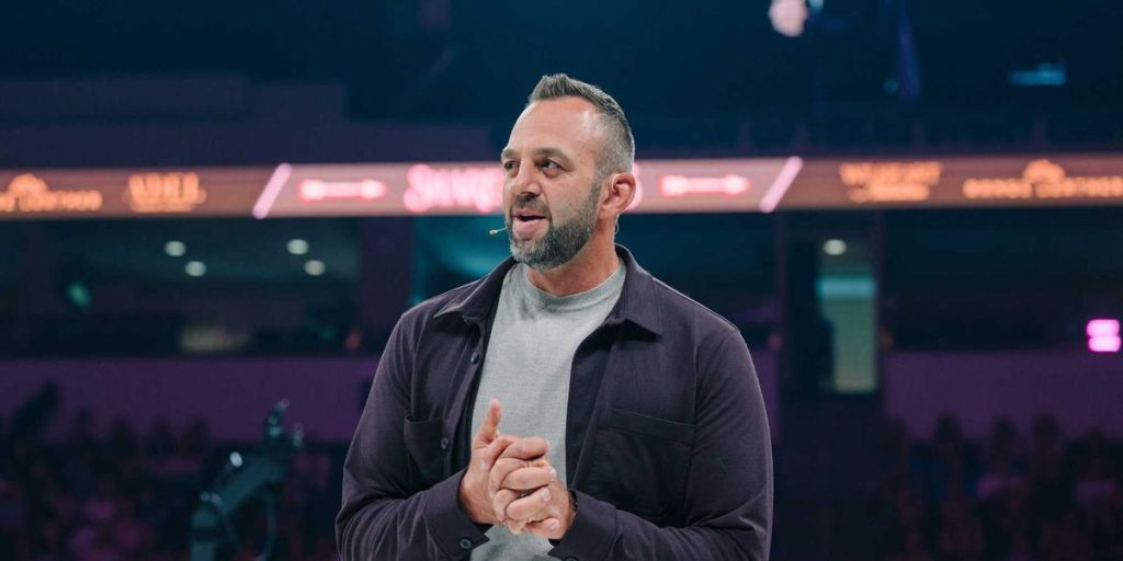 Costi Hinn achieves a milestone at Share the Arrows, encourages wives to be 'crowns'