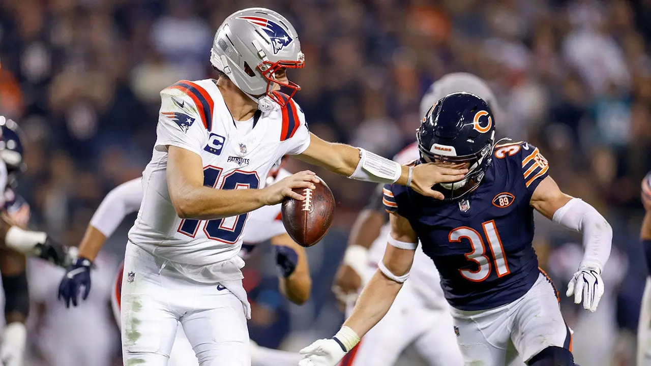 Drake Maye's interception in the end zone proves detrimental as the Patriots lose 30-24 to the Bears in the evening game.